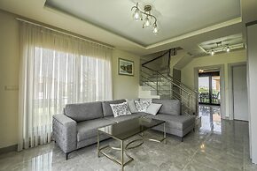 Flat w Shared Pool and Balcony 8 min to Beach