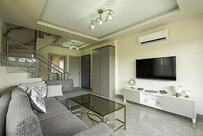 Flat w Shared Pool and Balcony 8 min to Beach