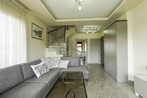 Flat w Shared Pool and Balcony 8 min to Beach