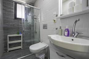 Flat w Shared Pool and Balcony 8 min to Beach