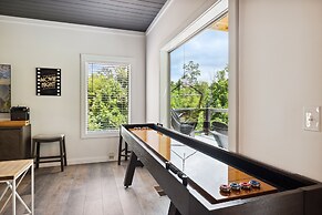 Sunset Chalet 2 Bedroom Cabin by RedAwning