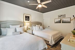 Sunset Chalet 2 Bedroom Cabin by RedAwning