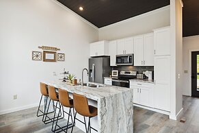 Sunset Chalet 2 Bedroom Cabin by RedAwning