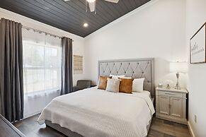 Sunset Chalet 2 Bedroom Cabin by RedAwning