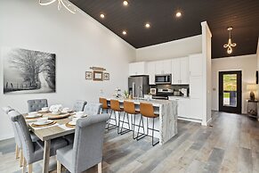 Sunset Chalet 2 Bedroom Cabin by RedAwning