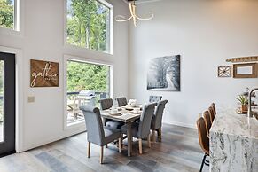 Sunset Chalet 2 Bedroom Cabin by RedAwning