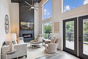 Sunset Chalet 2 Bedroom Cabin by RedAwning