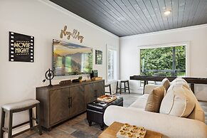 Sunset Chalet 2 Bedroom Cabin by RedAwning