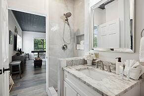 Sunset Chalet 2 Bedroom Cabin by RedAwning