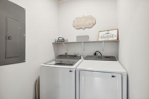 Sunset Chalet 2 Bedroom Cabin by RedAwning