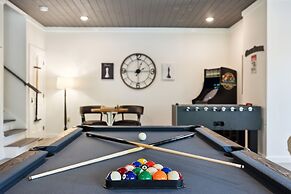 Sunset Chalet 2 Bedroom Cabin by RedAwning