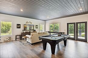 Sunset Chalet 2 Bedroom Cabin by RedAwning