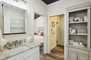 Sunset Chalet 2 Bedroom Cabin by RedAwning