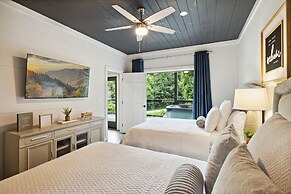 Sunset Chalet 2 Bedroom Cabin by RedAwning