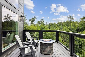 Sunset Chalet 2 Bedroom Cabin by RedAwning