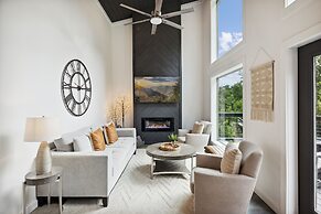 Sunset Chalet 2 Bedroom Cabin by RedAwning