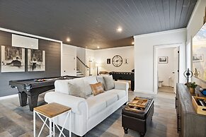 Sunset Chalet 2 Bedroom Cabin by RedAwning