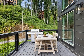 Sunset Chalet 2 Bedroom Cabin by RedAwning