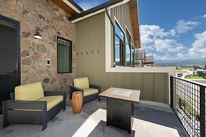 Hay Meadow Lodge 3 Bedroom Townhouse by RedAwning