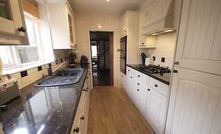 Immaculate 3-bed House in Waltham Cross
