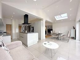 Impeccable 4-bed House in Liverpool