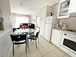 Modern Apartment Only 900m From Famous Venus Beach