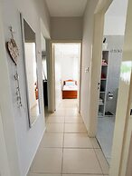 Modern Apartment Only 900m From Famous Venus Beach