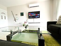 Modern Apartment Only 900m From Famous Venus Beach