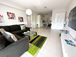 Modern Apartment Only 900m From Famous Venus Beach