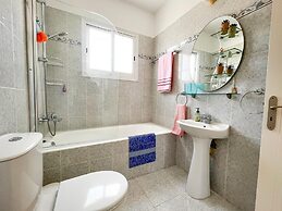 Modern Apartment Only 900m From Famous Venus Beach