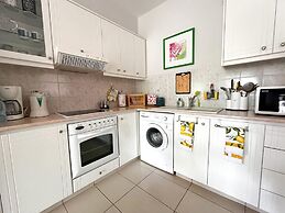 Modern Apartment Only 900m From Famous Venus Beach