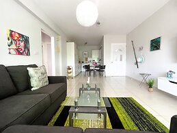 Modern Apartment Only 900m From Famous Venus Beach