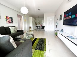 Modern Apartment Only 900m From Famous Venus Beach