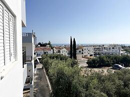 Modern Apartment Only 900m From Famous Venus Beach