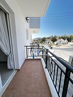 Modern Apartment Only 900m From Famous Venus Beach