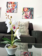 Modern Apartment Only 900m From Famous Venus Beach