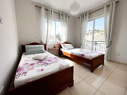 Modern Apartment Only 900m From Famous Venus Beach