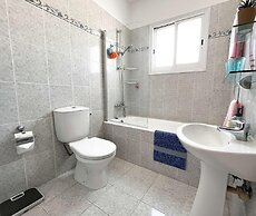 Modern Apartment Only 900m From Famous Venus Beach