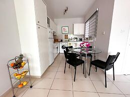 Modern Apartment Only 900m From Famous Venus Beach