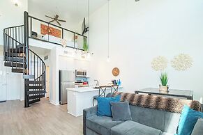 King Bed - Top Floor 2sty Loft - Parking 4058