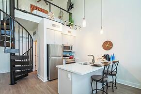 King Bed - Top Floor 2sty Loft - Parking 4058