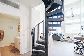 King Bed - Top Floor 2sty Loft - Parking 4058