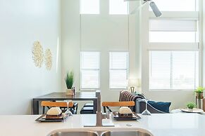 King Bed - Top Floor 2sty Loft - Parking 4058