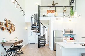 King Bed - Top Floor 2sty Loft - Parking 4058