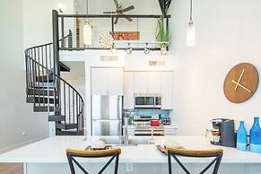 King Bed - Top Floor 2sty Loft - Parking 4058