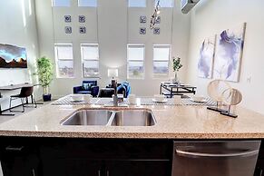 Loft with Views-King Bed-Close to Shop/Dine-Parking 4011