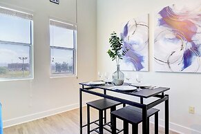 Loft with Views-King Bed-Close to Shop/Dine-Parking 4011