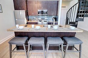 Loft with Views-King Bed-Close to Shop/Dine-Parking 4011