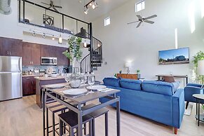 Loft with Views-King Bed-Close to Shop/Dine-Parking 4011