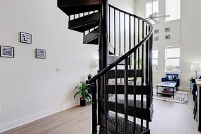 Loft with Views-King Bed-Close to Shop/Dine-Parking 4011